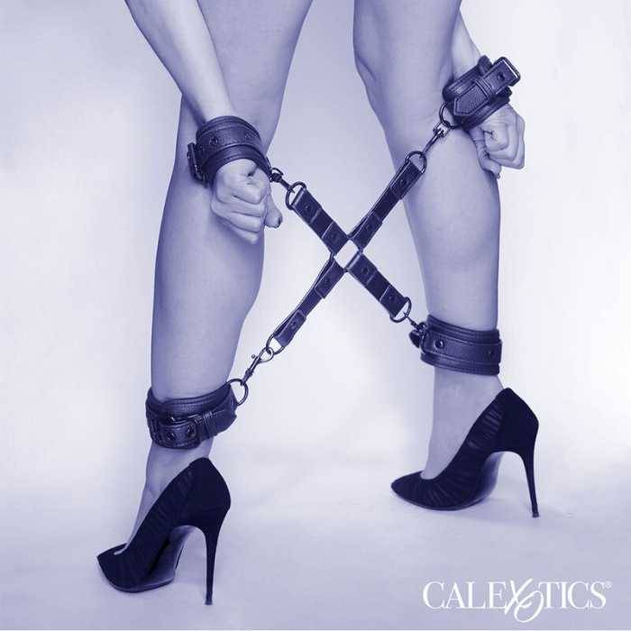 CALEXOTICS - NOCTURNAL CONECTOR HOG TIE CUERO AJUSTÃVEL PRETO